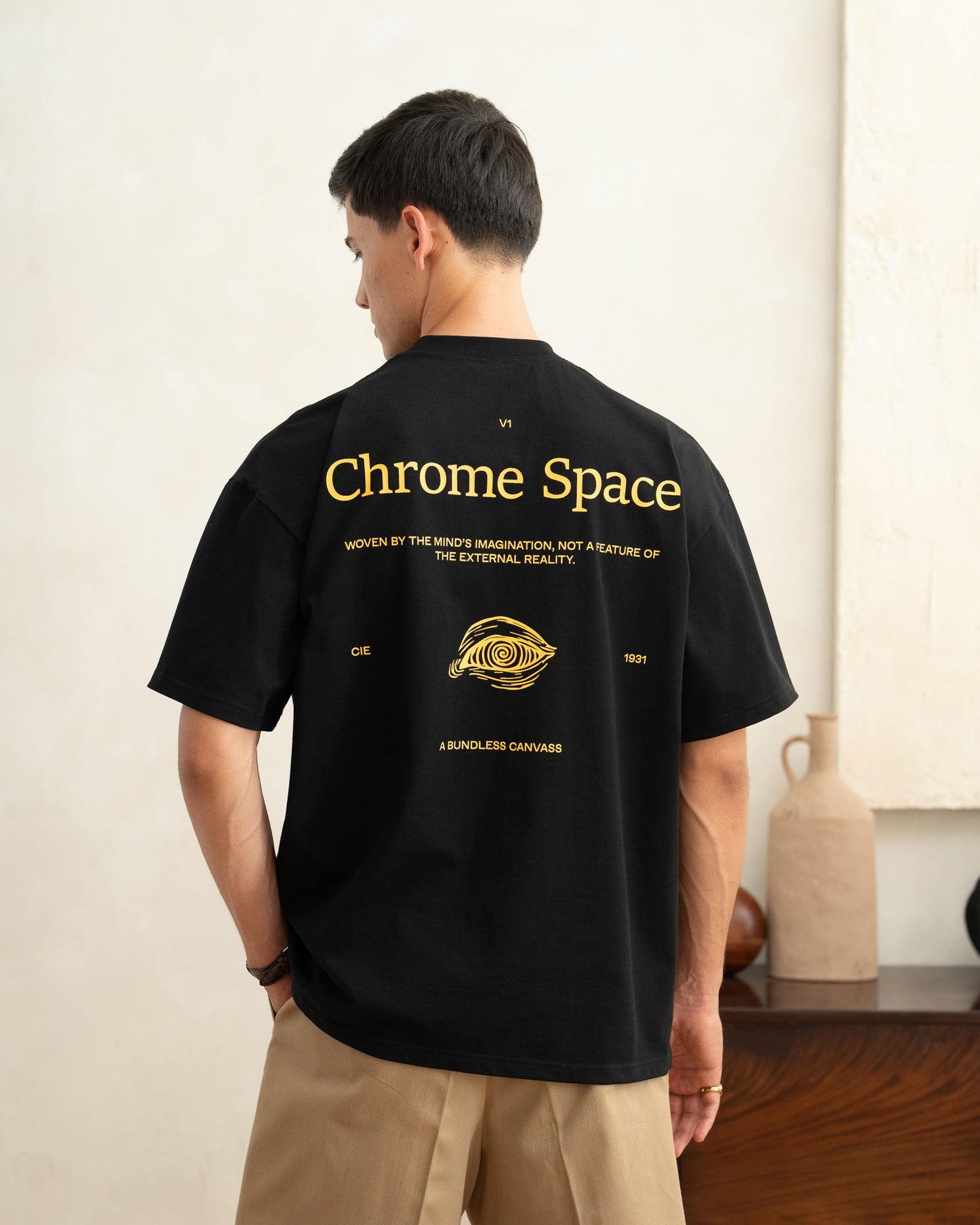 
                  
                    V1 canvass black/gold
                  
                