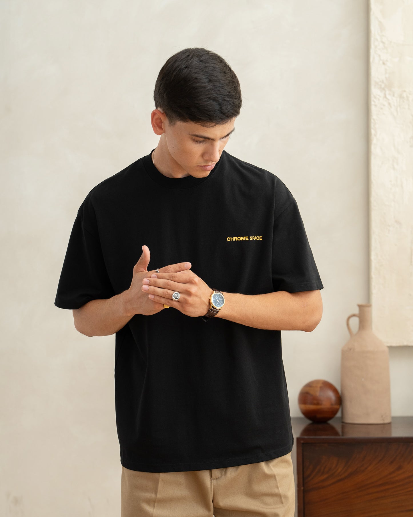 
                  
                    V1 canvass black/gold
                  
                